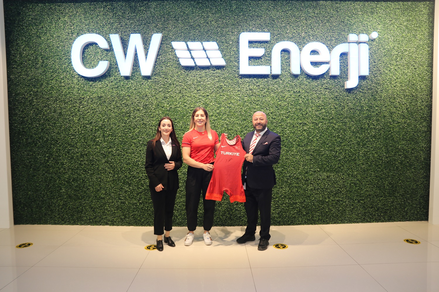 Dünya Şampiyonu Milli Güreşçimiz Yasemin Adar Yiğit CW Enerji’yi ziyaret etti
