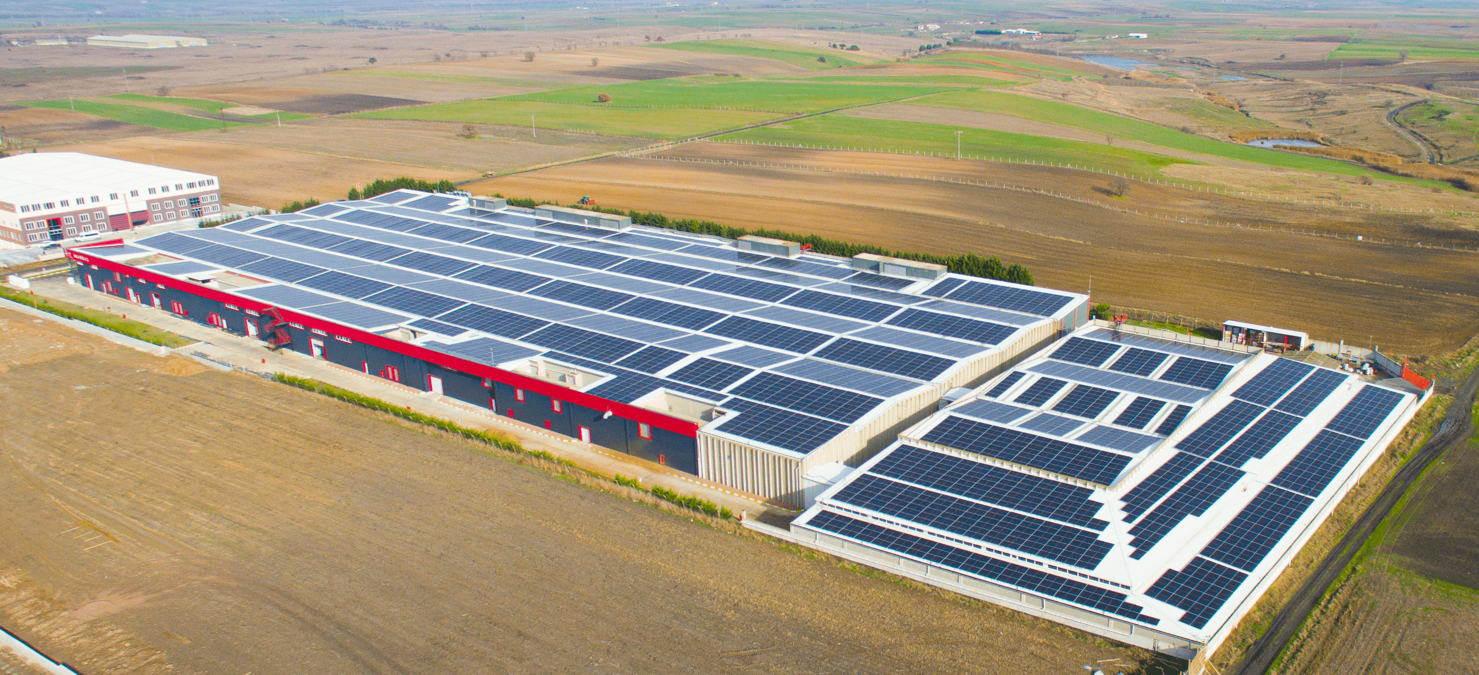 CW Enerji çatıları güneşle buluşturarak karbon salınımının önüne geçiyor