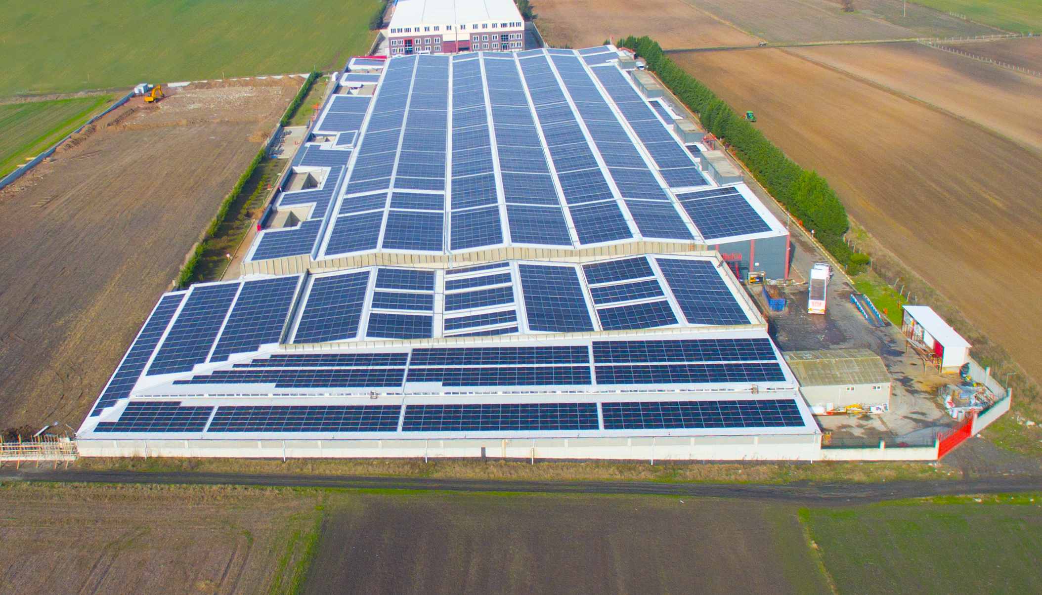 CW Enerji çatıları güneşle buluşturarak karbon salınımının önüne geçiyor
