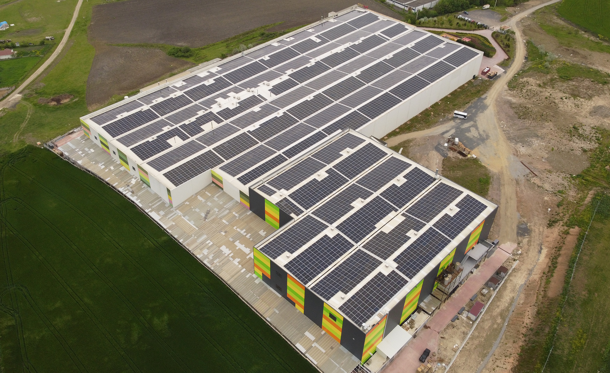 CW Enerji güneşten aldığı gücü firmalara taşıyor
