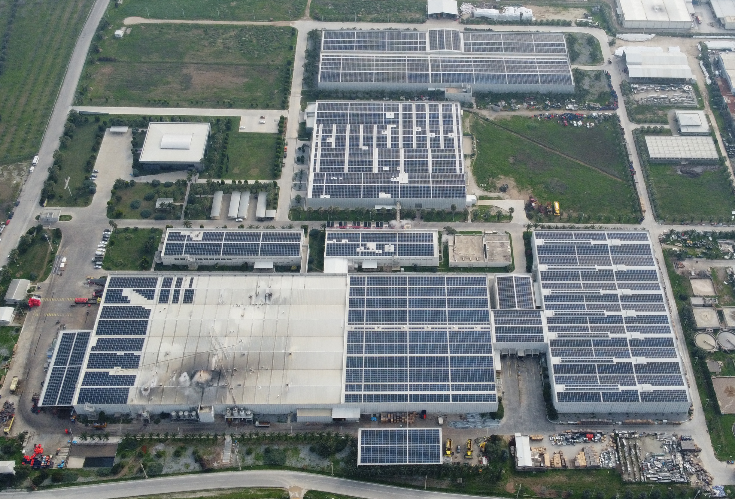 CW Enerji Güneş Panelleri İle Firmalar Karbon Salınımının Önüne Geçiyor